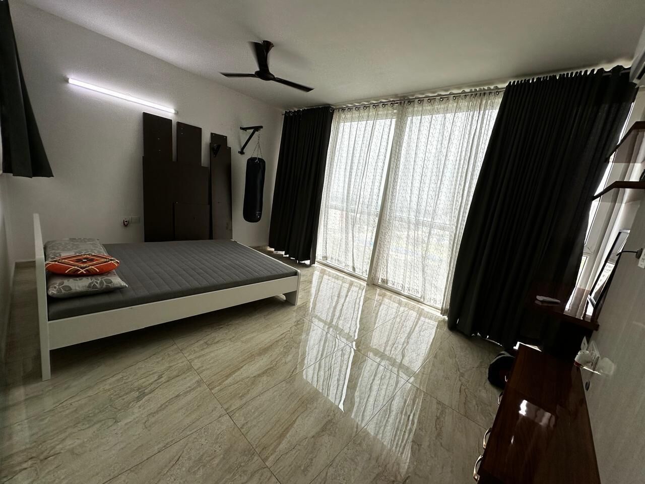 3 habitaciones, tabla de planchar con plancha, wifi y ropa de cama 