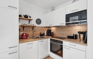 Réfrigérateur, plaque de cuisson, lave-vaisselle, cafetière/bouilloire