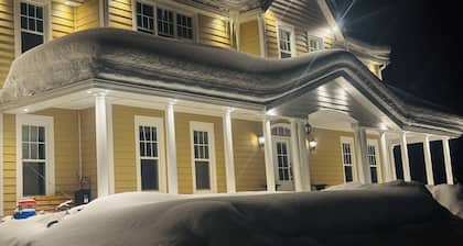 cottage style home with the immunities near to city and nature