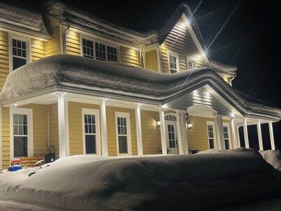 cottage style home with the immunities near to city and nature
