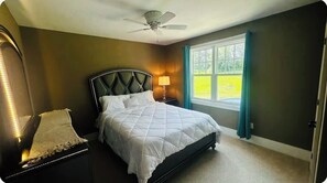 6 bedrooms, iron/ironing board, WiFi, bed sheets - cottage style home with the immunities near to city and nature (Coldwater)