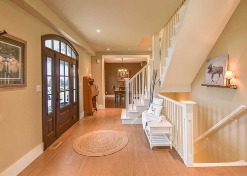 cottage style home with the immunities near to city and nature