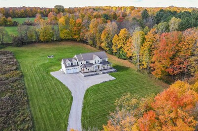 cottage style home with the immunities near to city and nature