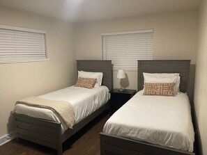 4 habitaciones, tabla de planchar con plancha, wifi y ropa de cama