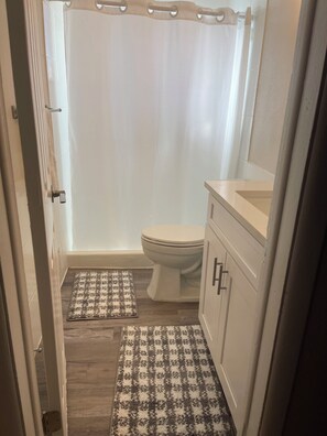 Doccia, asciugacapelli, asciugamani, sapone
