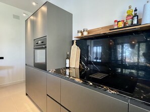 Villa | Cucina privata | Frigorifero, microonde, forno, lavastoviglie