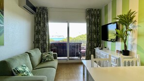 Apartment | Living room - Apartment in Estartit by L'estartit Beach (Torroella de Montgrí)
