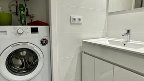 Apartment | Bathroom - Apartment in Spain Near Sandy Beach & Pool (Torroella de Montgrí)