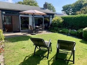 House | Outdoor dining - Cozy Holiday Home for Four Guests (Sint Maartensvlotbrug)