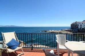 Apartment | Outdoor dining - Apartment for Four People With Parking (L'Escala)