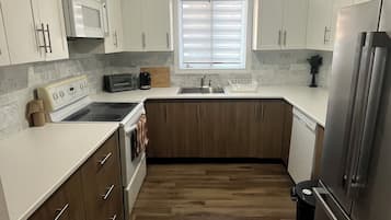 Micro-ondes, four, plaque de cuisson, lave-vaisselle