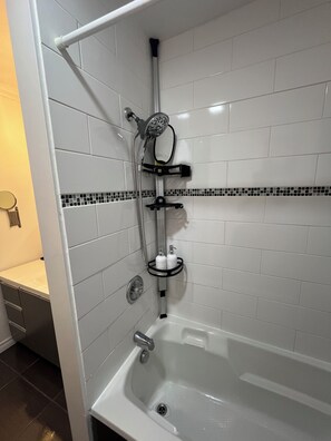 Towels, soap, toilet paper - Cozy Private Stay In Valleyfield – Perfect for All Travelers (Salaberry-de-Valleyfield)