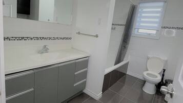 Serviettes fournies, savon, papier toilette