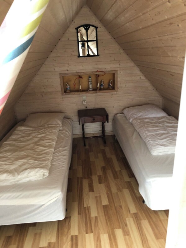 4 bedrooms, iron/ironing board, free WiFi