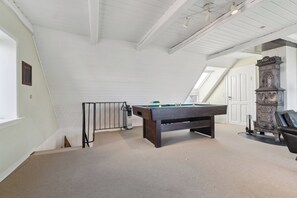 Games room - Holiday home with sea and harbor view (Tranekær)