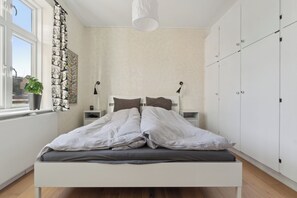 4 bedrooms, iron/ironing board, free WiFi - Holiday home with sea and harbor view (Tranekær)
