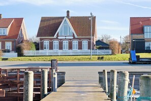 Outdoor dining - Holiday home with sea and harbor view (Tranekær)