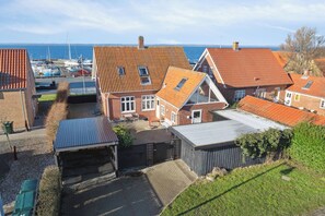 Exterior - Holiday home with sea and harbor view (Tranekær)