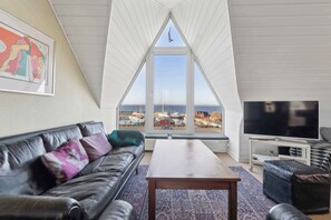 DVD player, stereo - Holiday home with sea and harbor view (Tranekær)