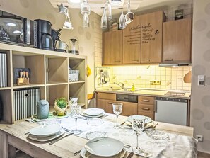 Réfrigérateur, micro-ondes, batterie de cuisine, vaisselle et ustensiles