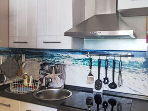 ثلاجة، ميكروويف، فرن، مستلزمات طهي/أطباق/أوعية