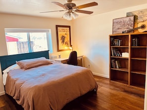 5 bedrooms, desk, WiFi, bed sheets