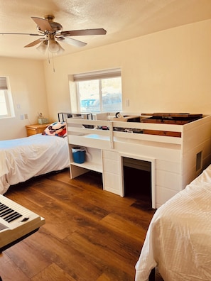 5 bedrooms, desk, WiFi, bed sheets