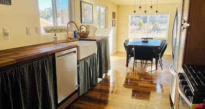 Casa Rosa-Gorgeous 5 bedroom in heart of Reserve-Close to Rodeo, Fairgrounds