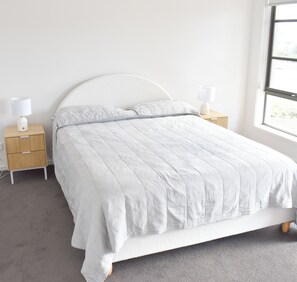 4 bedrooms, iron/ironing board, WiFi, bed sheets