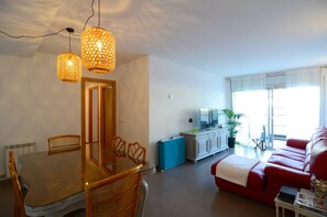 Apartment | Dining - Apartment in Estartit Near L'estartit Beach (Torroella de Montgrí)