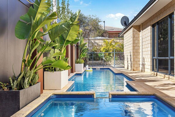A heated pool - Oasis @ Hillarys (Hillarys)
