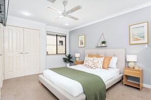 4 bedrooms, iron/ironing board, travel crib, WiFi - Oasis @ Hillarys (Hillarys)
