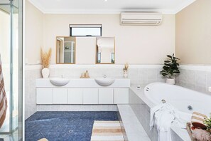 Hair dryer - Oasis @ Hillarys (Hillarys)