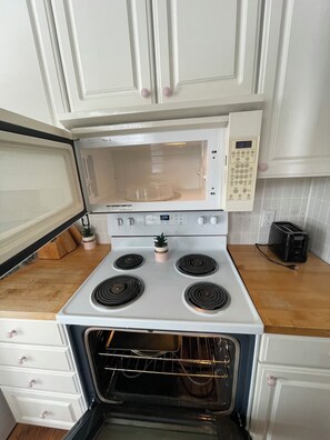 Frigorifero, microonde, forno, piano cottura