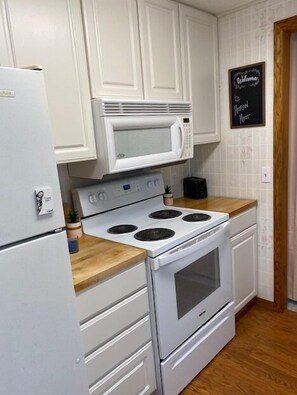 Fridge, microwave, oven, stovetop - Welcome to The Huron Host in Port Austin! (Port Austin)