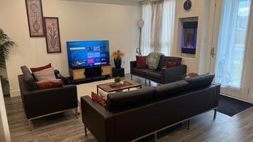 スマートテレビ、暖炉、書庫