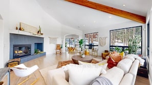 Smart TV y chimenea
