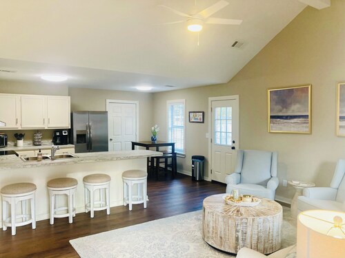 Charming 3 bed home in beautiful Oxford. Close to square, campus, and MTrade.