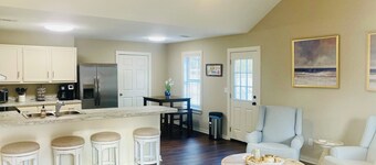 Charming 3 bed home in beautiful Oxford. Close to square, campus, and MTrade.