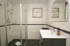 Douche, sèche-cheveux