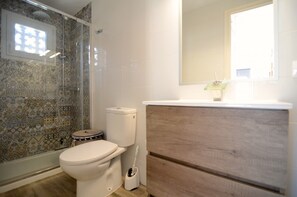 Apartment | Bathroom - Apartment Near L'estartit Beach and Nature Reserve (Torroella de Montgrí)