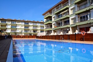 Apartment | Pool - Apartment Near L'estartit Beach and Nature Reserve (Torroella de Montgrí)