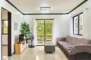 Habitación familiar doble | Zona de estar | Televisión de pantalla plana de 28 pulgadas con canales por satélite