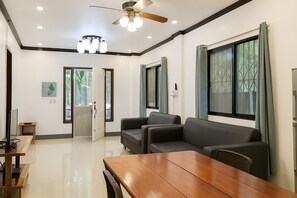 Habitación doble familiar | Espacio para trabajar con laptop y wifi gratis 