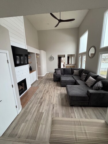 Family Friendly, Lake access,5-bedrooms,Deck,Patio, close to downtown Omaha