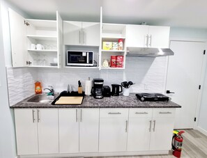 Geladeira, micro-ondas, cooktop, cafeteira/chaleira