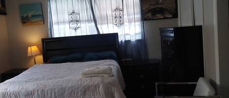 1 slaapkamer, een strijkplank/strijkijzer, wifi, beddengoed