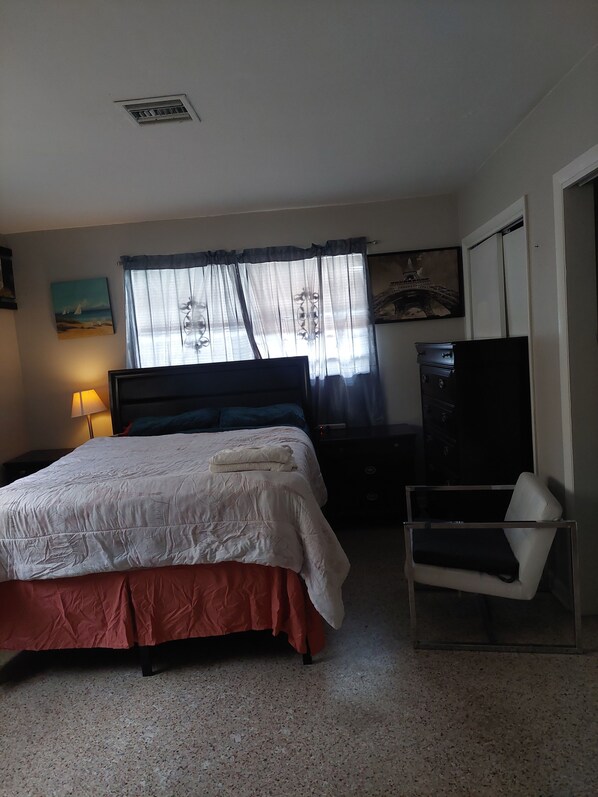 1 bedroom, iron/ironing board, WiFi, bed sheets - Charming 1-bedroom house with AC and WiFi in pleasant Downtown West Palm Beach (West Palm Beach)