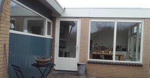 Exterior - Nice Bungalow With a Sunny Garden (Sint Maartensvlotbrug)