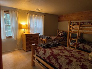 4 habitaciones, tabla de planchar con plancha, wifi y ropa de cama